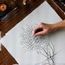 Schizzo a mano di un motivo floreale su un tavolo da disegno.